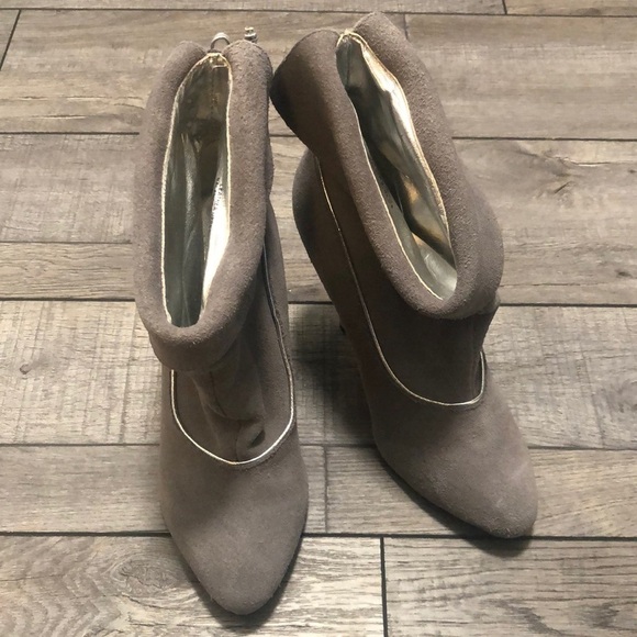 NOW!! Leather upper gray heeled booties with silver lining piping and bow - Picture 1 of 8